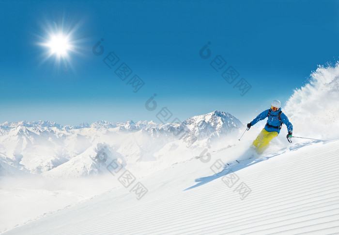 男子滑雪下坡运行