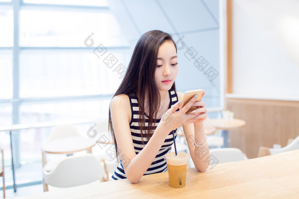 女孩坐在咖啡店里