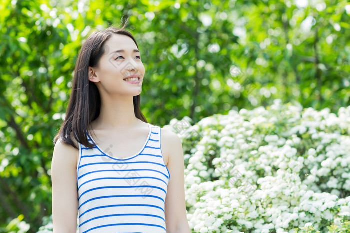 公园里漂亮的女孩