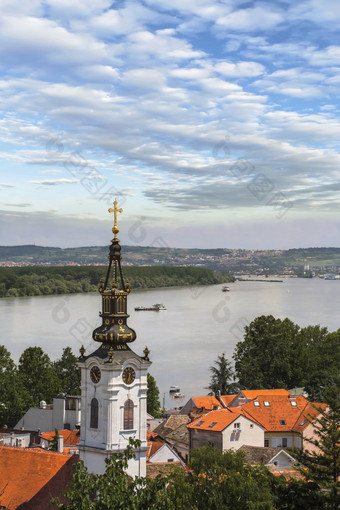 Gardos 在多瑙河上的瞭望台及圣尼古拉斯教堂在泽蒙，贝尔格莱德，塞尔维亚为视角图片