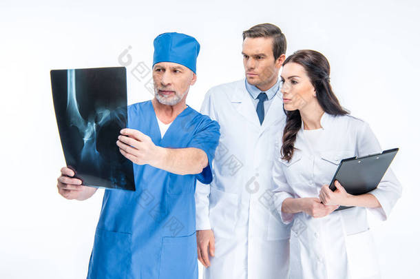 医生检查 x 射线图像