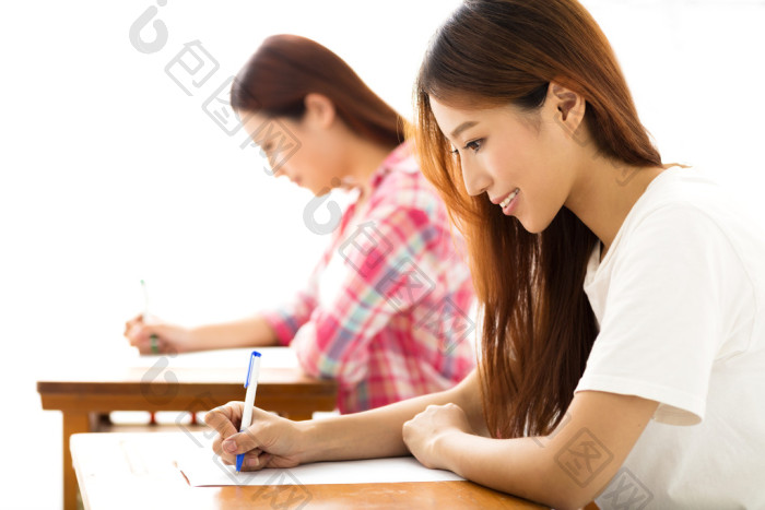 一个年轻的学生和其他学生在一家学校参加新图片-包图网企业站