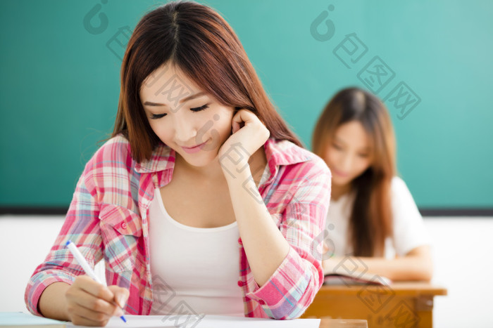 一个年轻的学生和其他学生在一家学校参加新图片-包图网企业站