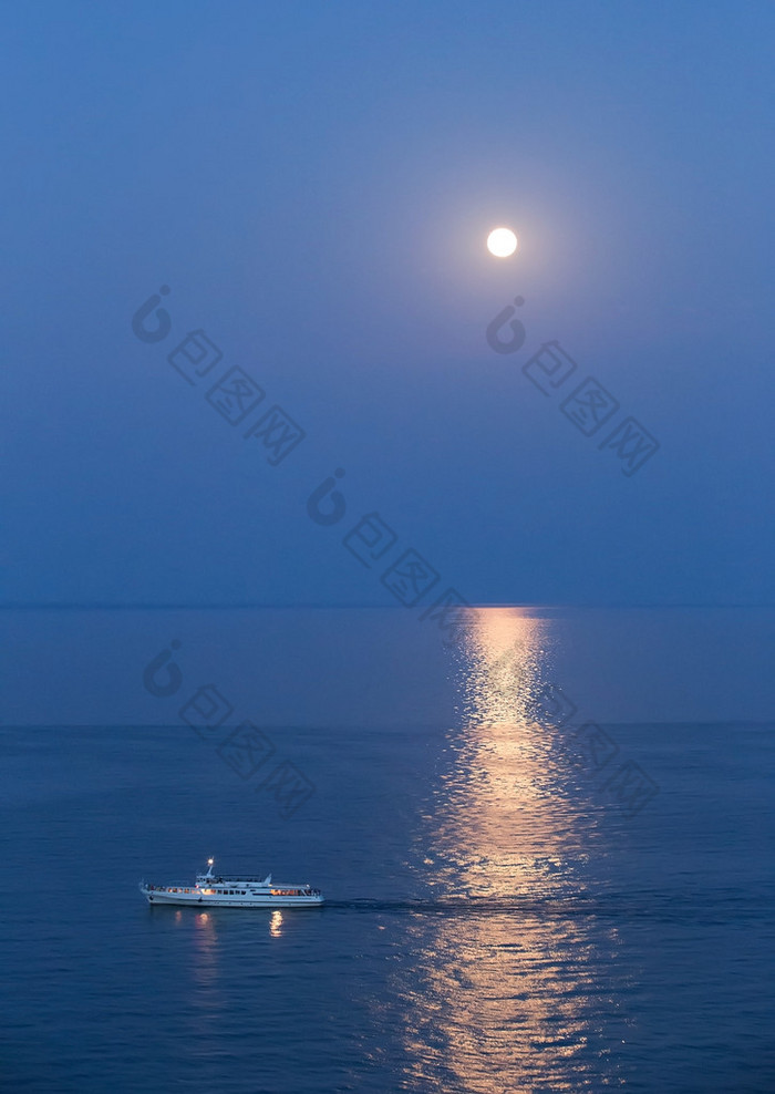 船舶在黑海在月明之夜