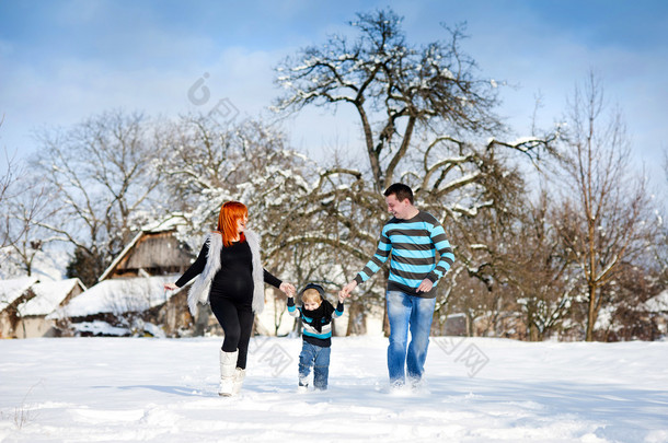 父母与孩子在冬天
