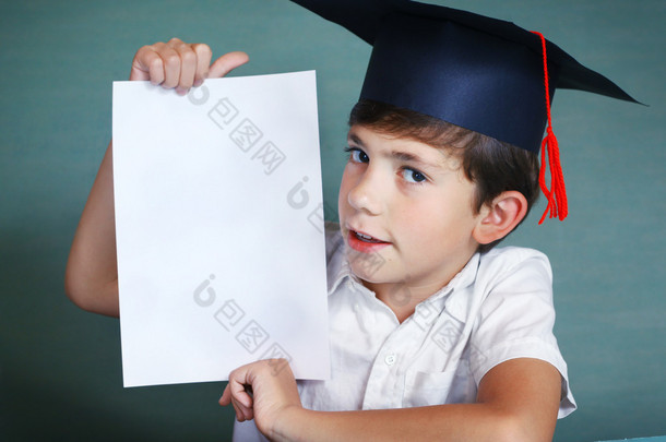 男孩在毕业帽蒙山白色纸张