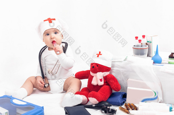 孩子在玩上白色孤立的一名医生