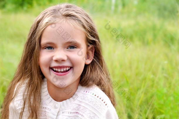 开心的笑的可爱的小女孩的肖像