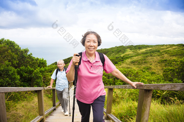 幸福的高级夫妇在山上<strong>徒步</strong>旅行