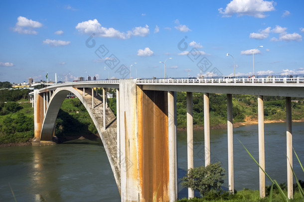 友谊大桥连接巴西和巴拉圭的视图