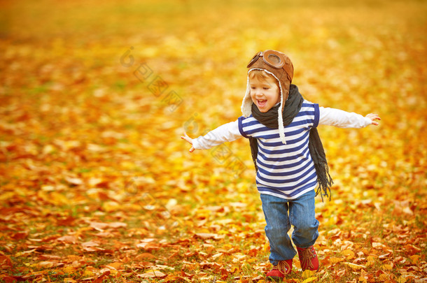 快乐的孩子在秋天在户外玩试验飞行员