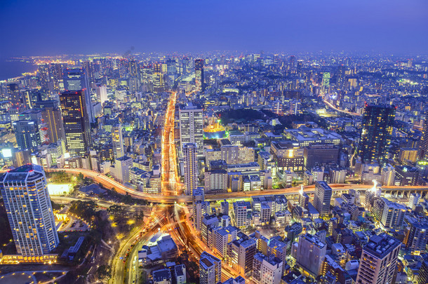 东京，日本城市景观和高速公路