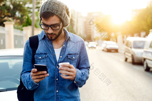 现代年轻人用手机在街上.