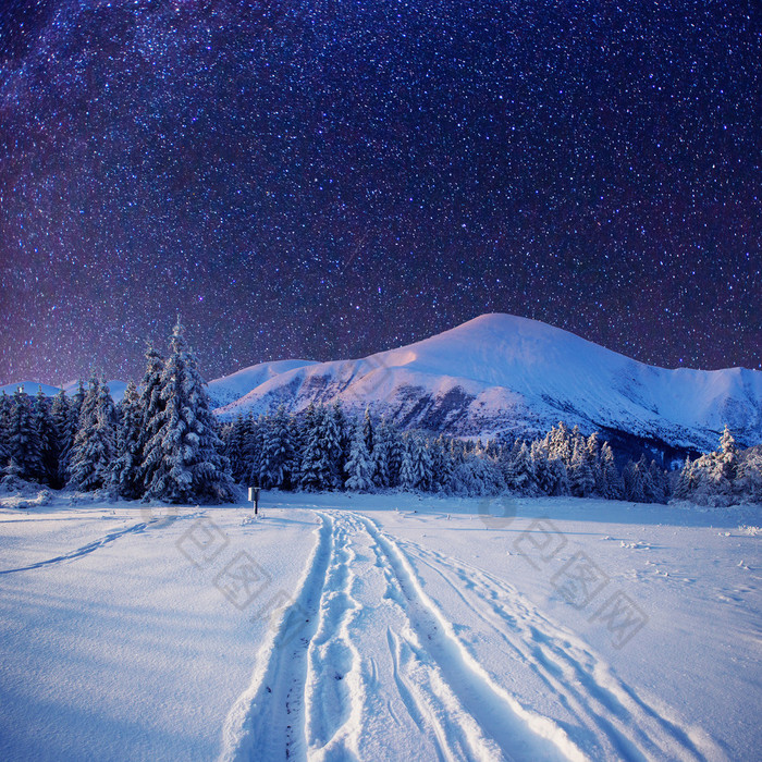 冬天下雪的夜晚星空