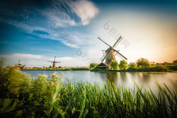 历史学家荷兰鹿特丹附近的风车