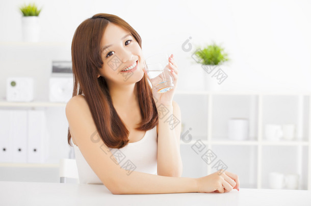 年轻有魅力的女人喝<strong>干净</strong>的水