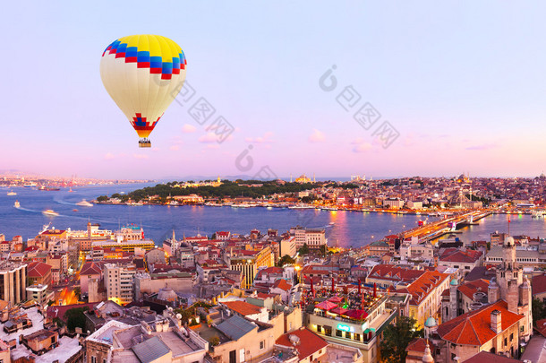 热气球在伊斯坦布尔日落