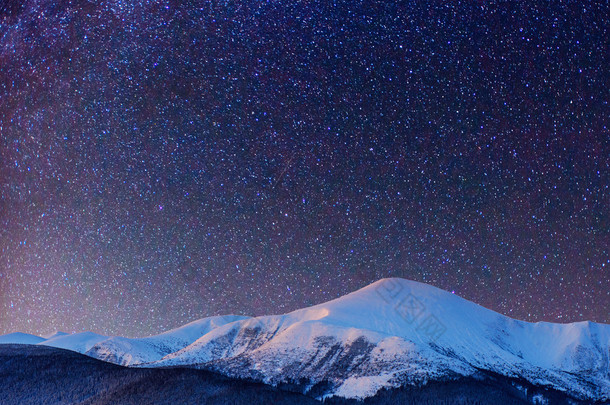 梦幻般的冬天流星雨和白雪皑皑的山峦