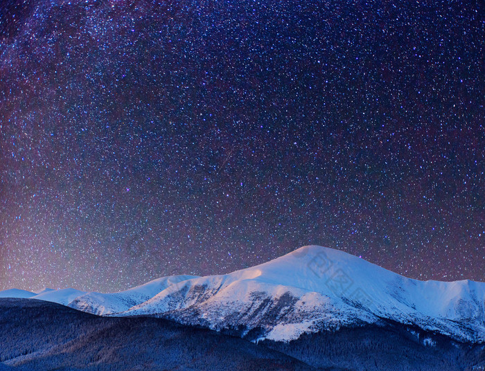 梦幻般的冬天流星雨和白雪皑皑的山峦