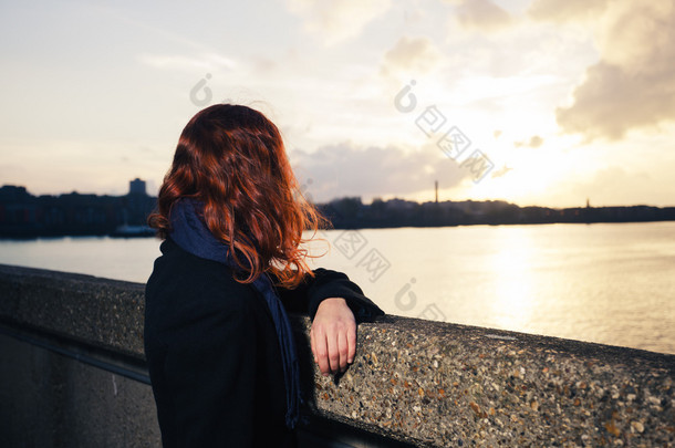 女人在市河欣赏湘聚