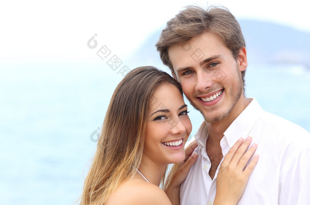 幸福的夫妇有着纯洁的<strong>笑容</strong>，看着相机