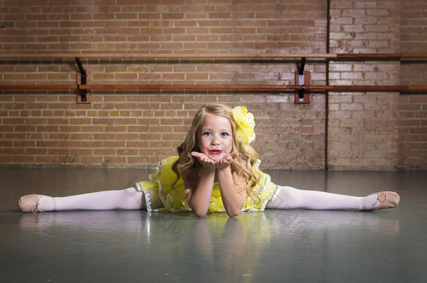 美丽小舞者肖像在一个舞蹈工作室
