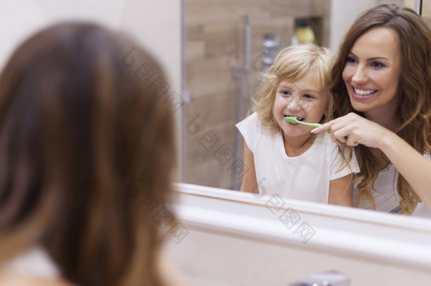 母亲教女儿要刷牙哦