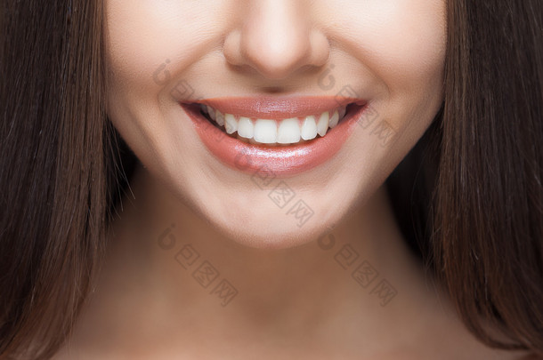 女人的微笑。牙齿美白。牙科护理服务. 
