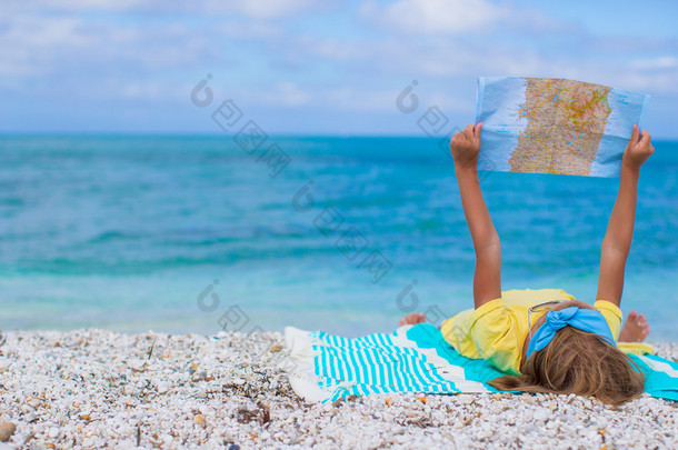 可爱的小女孩，用地图找到热带海滩度假
