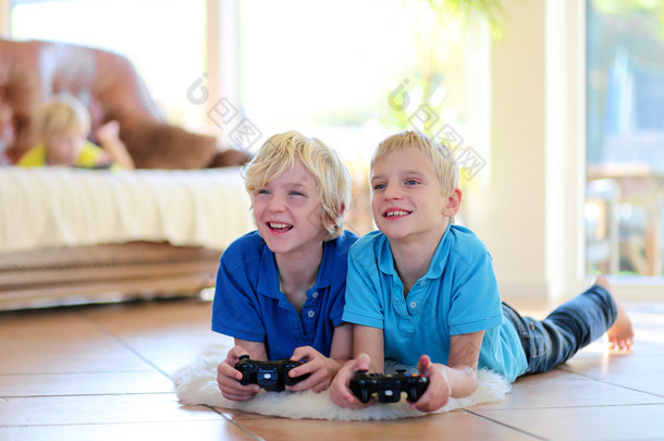 玩电子游戏在家里的两个兄弟