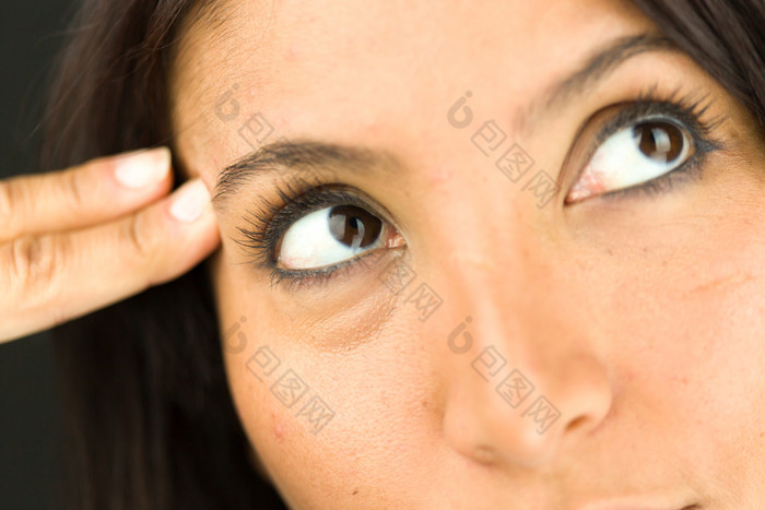 一名年轻女子的特写镜头拍摄自己的头和看郁