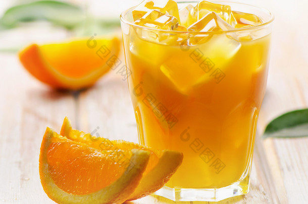 杯加冰橙汁.