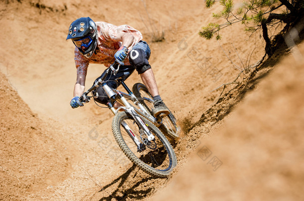 Mountainbiker 沙漠<strong>自行车下坡</strong>砂