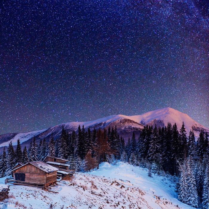 梦幻般的冬天流星雨和白雪皑皑的山峦