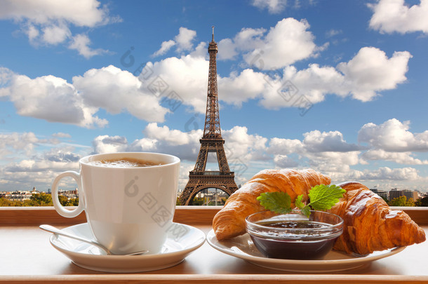 反对在巴黎，法国的埃菲尔铁塔的羊角面包<strong>咖啡</strong>
