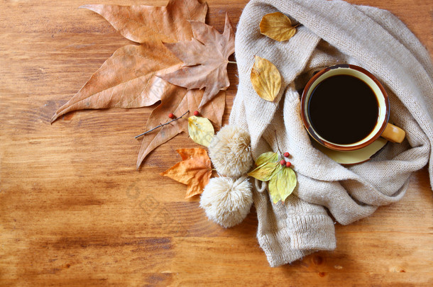 顶视图的杯黑咖啡，秋天的叶子，木制背景上<strong>温暖</strong>的围巾。filreted 图像