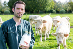 年轻的 attratcive 农夫与瓶牛奶