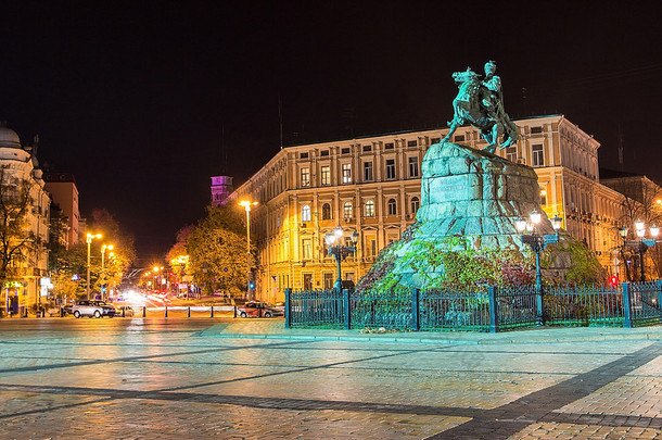 酋长的伊尔乌克兰波格丹 · 赫梅利尼茨基和圣索菲亚大教堂在晚上在基辅索菲亚广场上的纪念碑.