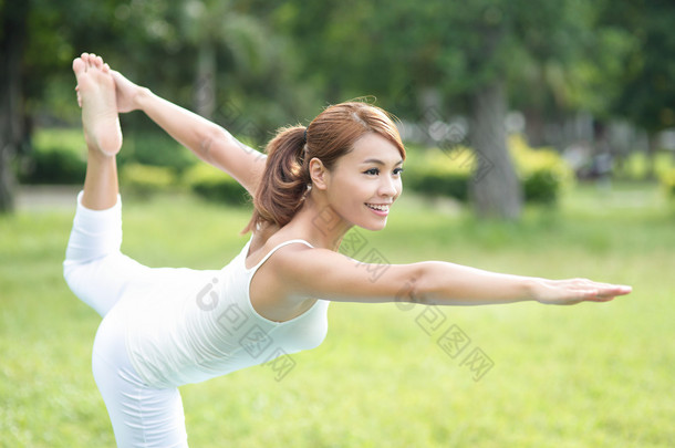 年轻的运动女孩做<strong>瑜伽</strong>