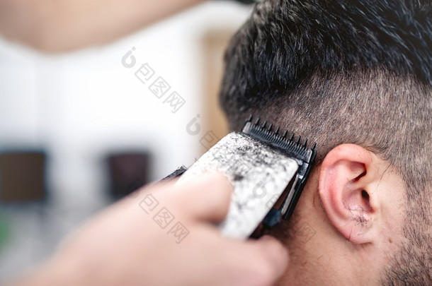 男士发型设计，与在<strong>理发师</strong>店或发廊理发器理发