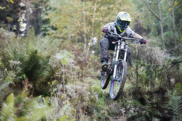 Mountainbiker 森林自行车下坡跳