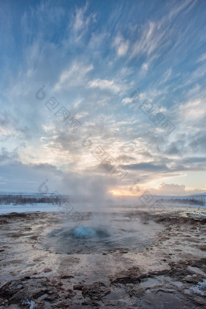 strokkur 在冰岛的间歇泉