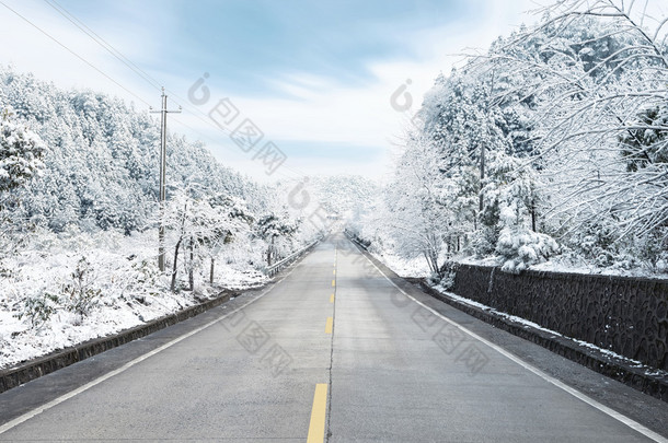 冬天路在白雪皑皑的丛林，在<strong>阳光</strong>明媚的一天
