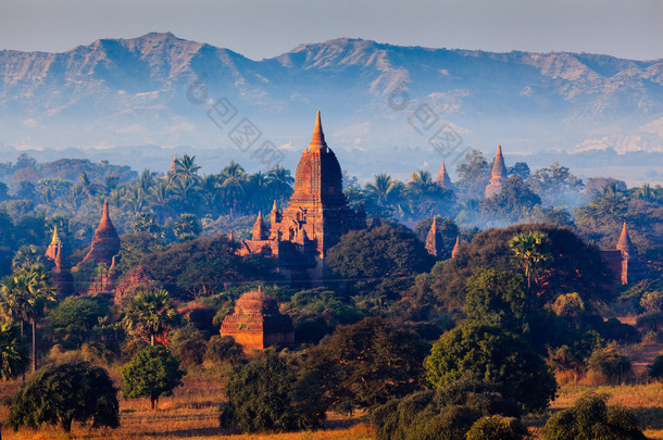 缅甸巴甘日出时的巴甘圣殿 