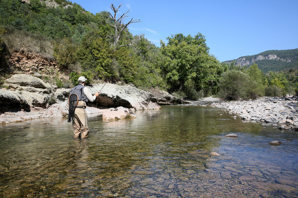 飞在河渔夫 flyfishing