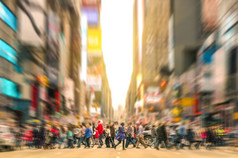 熔炉人行走在人行横道和交通堵塞第 7 大道在曼哈顿上日落-前拥挤的街道上的纽约城高峰期在城市商业区