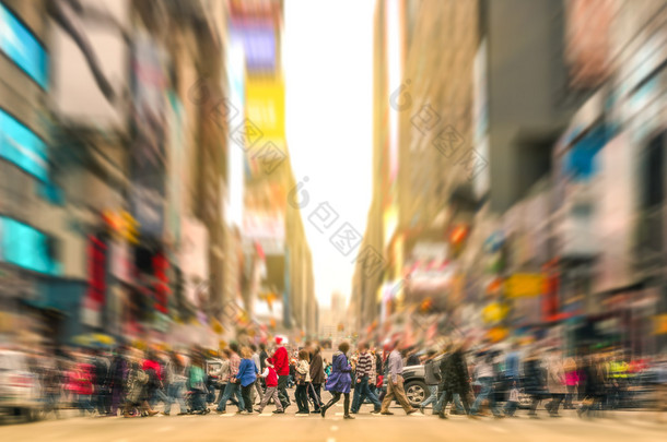 熔炉人行走在人行横道和交通堵塞第 7 大道在曼哈顿上日落-前拥挤的街道上的纽约城<strong>高峰</strong>期在城市商业区