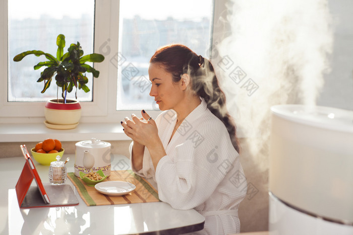 女人喝的茶阅读加湿器平板电脑