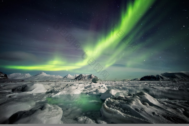 不寻常的北极冬季景观-冻结峡湾 & 北极光