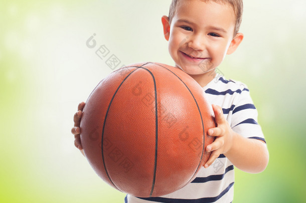 小男孩拿着篮子球